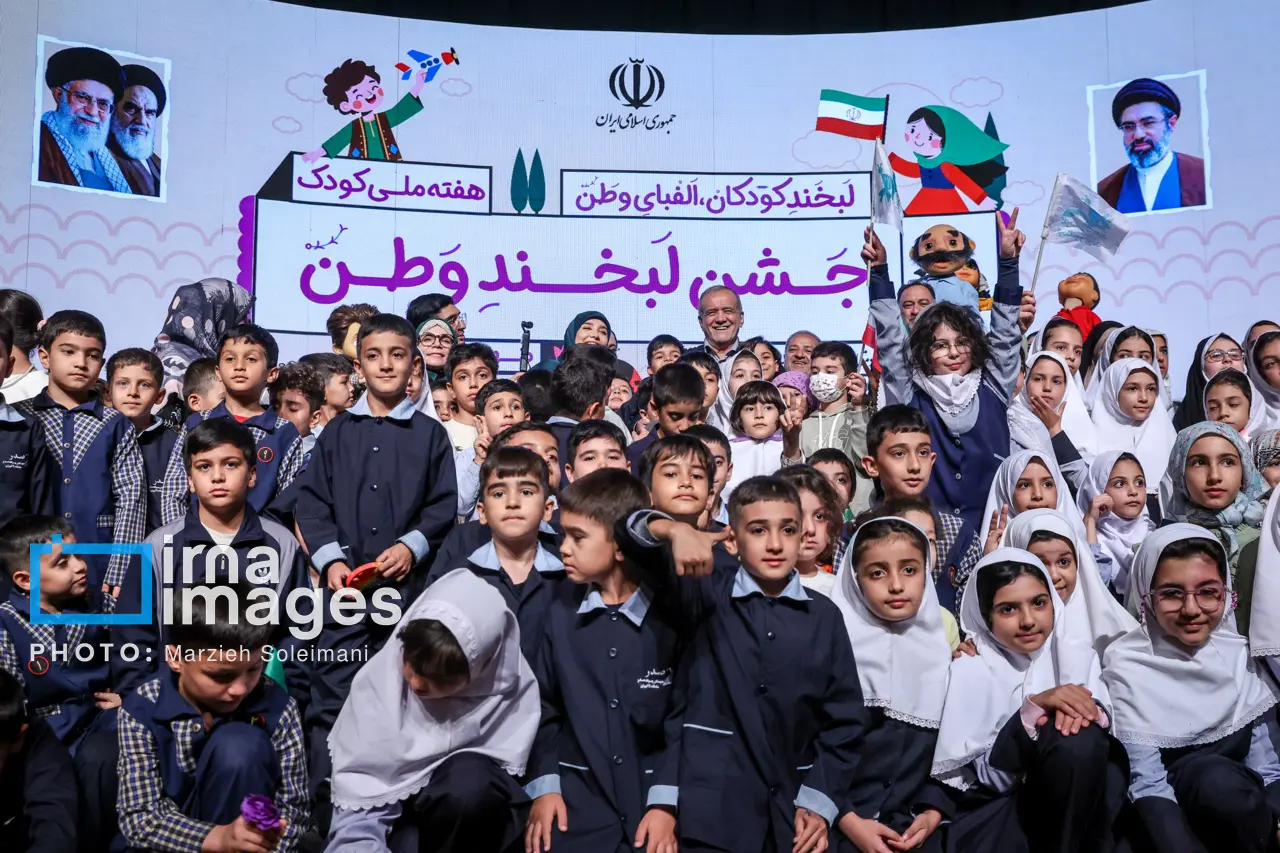 عکس یادگاری پزشکیان با کودکان (1)