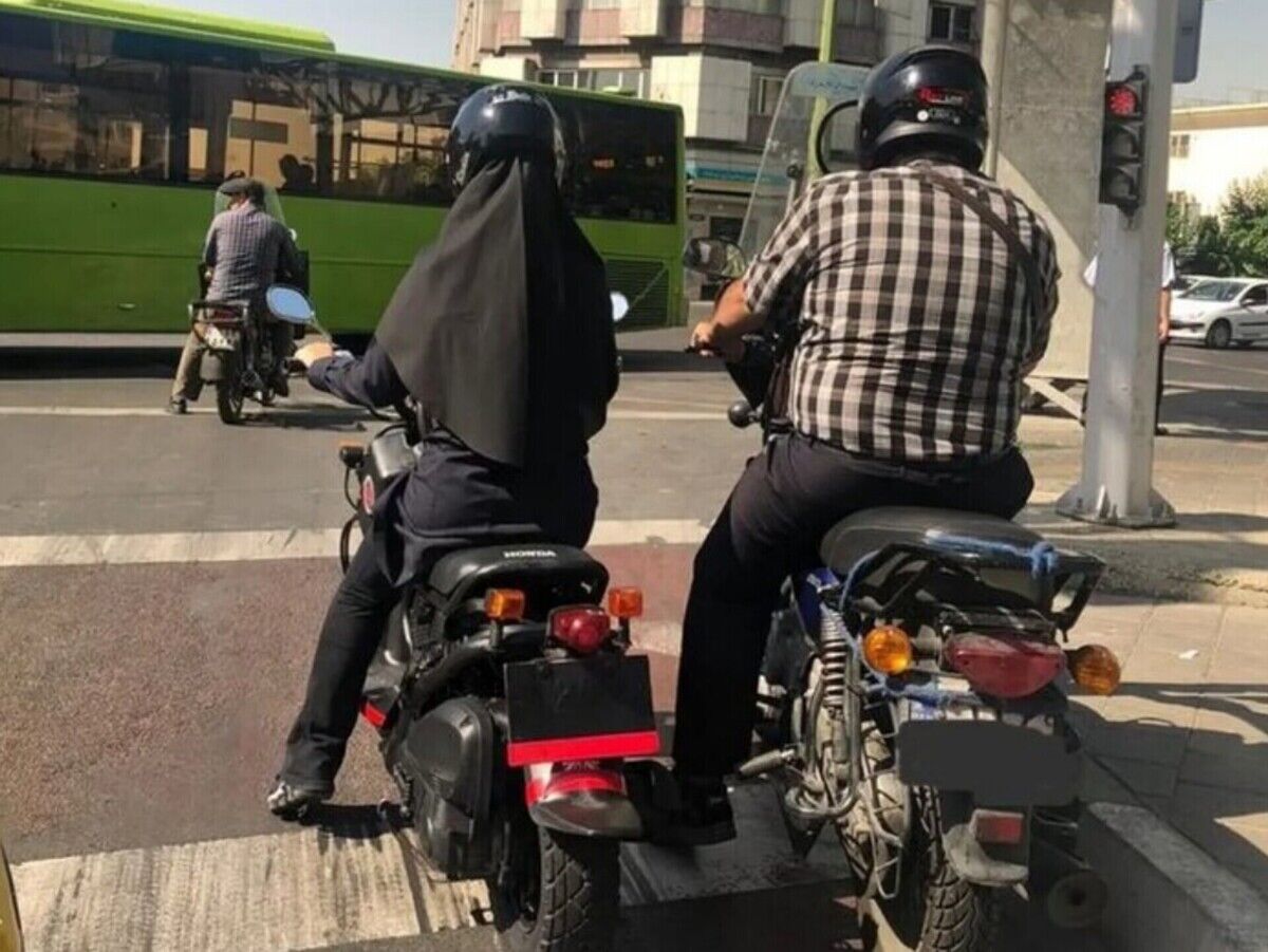 موتورسواران زن از پیاده‌روها عبور نمی‌کنند/ هیچ ممنوعیت قانونی برای صدور گواهینامه موتور برای زنان وجود ندارد