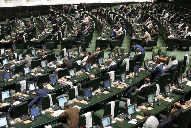 روزنامه اعتماد خبر داد: تلاش نمایندگان رادیکال برای گنجاندن مفاد قانون حجاب در لایحه منع خشونت علیه زنان!