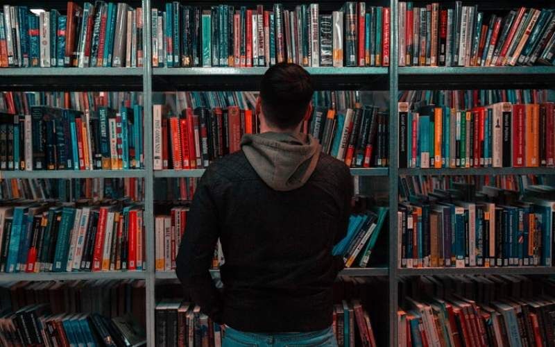 چند میلیون‌ ایرانی کتاب خواندن را رها کردند؟