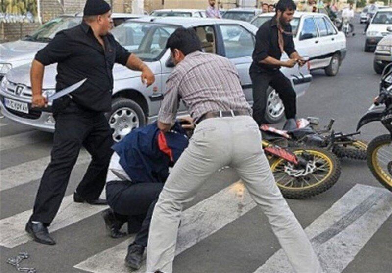ماجرای درگیری خشن و قمه کشی بر سر رانندگی خودرو در باقرشهر/ ۲ برادر دستگیر شدند