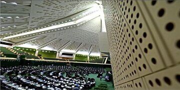 تصویری تکراری از شادی و خنده عجیب نمایندگان در صحن مجلس! + عکس