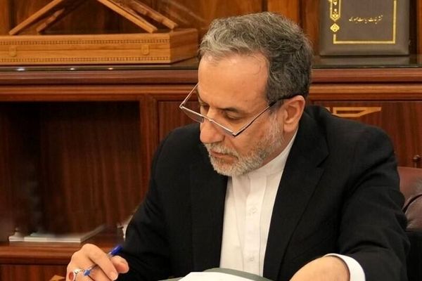واکنش عراقچی به شهادت هموطنانمان در بندر خمیر هنگام عبور از پل