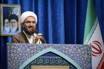 خطیب نماز جمعه تهران در پاسخ به تهدیدات آمریکا: یک تریلیون دلاری که در منطقه سرمایه گذاری کردید زیر نظر موشک های ما است