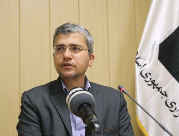 حمله نماینده مجلس به مجری صداوسیما؛ فقط در ایران سلبریتی بی‌سواد در مورد همه چیز نظر می‌دهد!