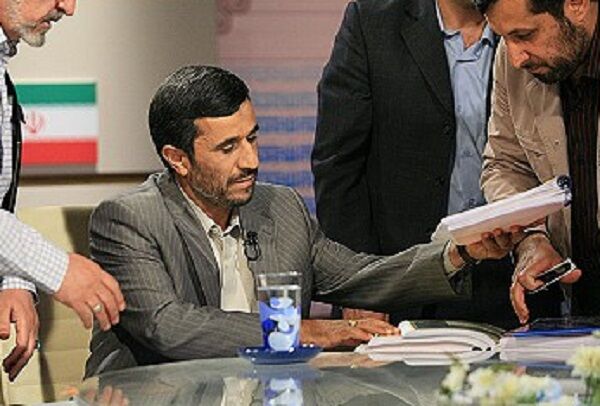 سیاستمداران شیوه مناظره را از دانشجویان بیاموزند؛ نه کسی عکس زن دیگری را سر دست می‌گیرد و نه بگم‌بگم راه می‌اندازد