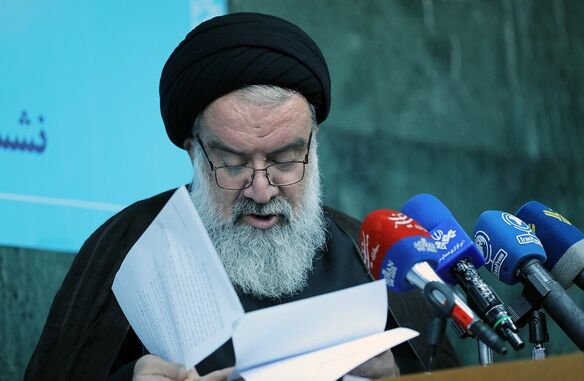 ولی فقیه حکمی صادر کند و فردی آن را نپذیرد؛ ایستادن در برابر خدا است