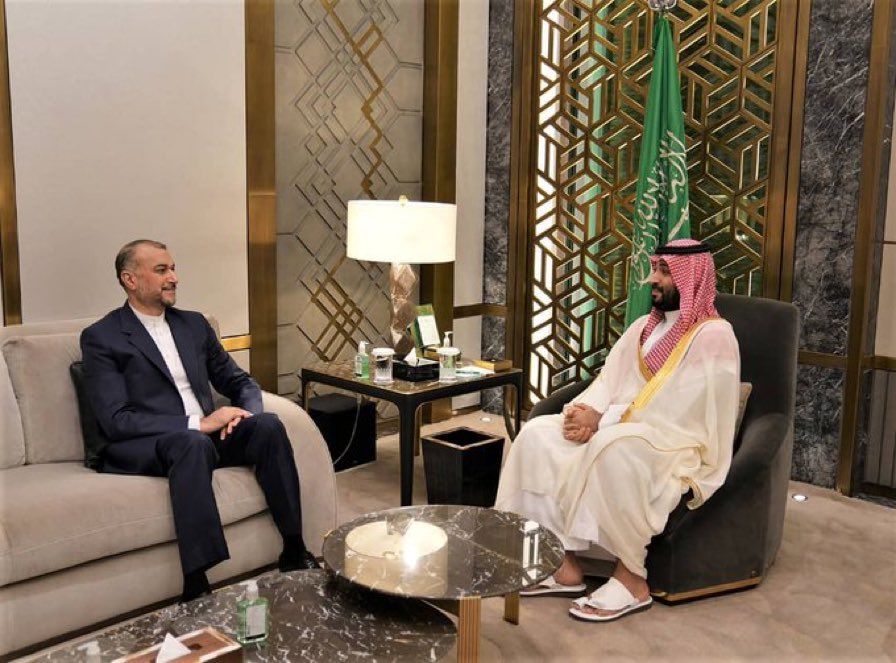 نکات قابل توجه عکس جنجالی امیرعبداللهیان و بن‌سلمان؛ از حذف پرچم ایران تا خواباندن صندلی وزیر خارجه ایران+تصویر
