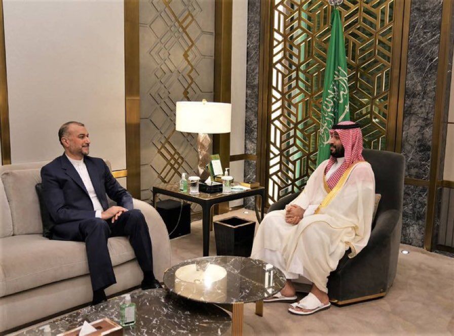 نکات قابل توجه عکس جنجالی امیرعبداللهیان و بن‌سلمان؛ از حذف پرچم ایران تا خواباندن صندلی وزیر خارجه ایران+تصویر