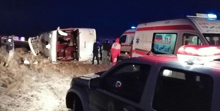 واژگونی اتوبوس گردشگران در بخش زاینده‌رود 23 مصدوم بر جای گذاشت