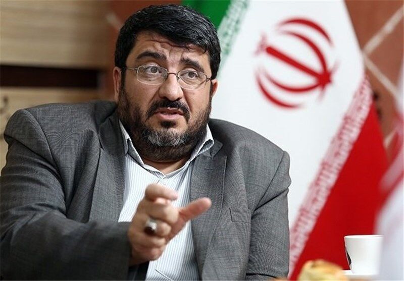 واکنش زیدآبادی به اظهارات اخیر ایزدی: ایشان با چه منطقی با پیام صلح نظامیان مخالف، اما با پیام جنگ آنها موافق است؟