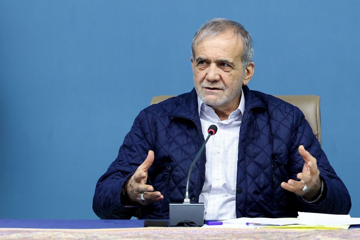 پزشکیان: از نظرات مشورتی دکتر ظریف استفاده خواهیم کرد/ آمریکا ظریف را تحریم کرده و برخی هم در داخل او را تحریم کردند؛ چنین اقداماتی کشور را از خدمات افراد توانمند محروم می‌کند