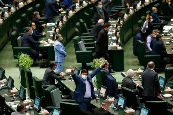 بعد از انتشار بیانیه 250 نماینده دلار به بالای 27 هزارتومان رسید