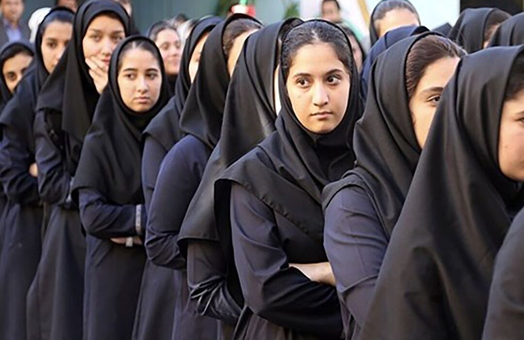 دفاع تمام‌قد روزنامه اصولگرا از ازدواج دختران دانش‌آموز؛ به جای دوستی راه درست ازدواج را انتخاب کرده‌اند!
