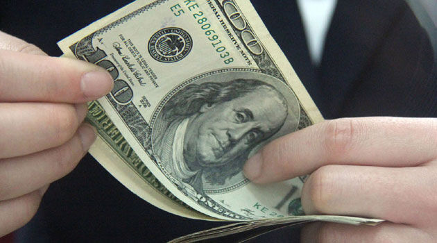 یک دلال ارز با ۶۰ هزار دلار دستگیر شد
