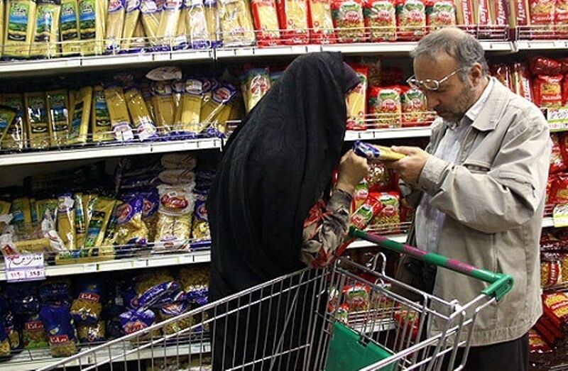 انتقاد تند جمهوری اسلامی از افزایش قیمت کالاهای اساسی؛ کارمندان و کارگران را به خاک سیاه می‌نشانید