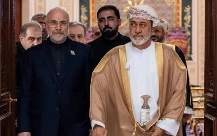 بیانیه مشترک سلطنت عمان و ایران: دو کشور توافق کردند درباره نحوه اداره آینده کشتیرانی در تنگه هرمز، خدمات مرتبطی که در این زمینه ارائه خواهد شد و همچنین هزینه‌های مربوط به این خدمات به تفاهم برسند 
