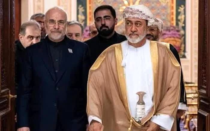 بیانیه مشترک سلطنت عمان و ایران: دو کشور توافق کردند درباره نحوه اداره آینده کشتیرانی در تنگه هرمز، خدمات مرتبطی که در این زمینه ارائه خواهد شد و همچنین هزینه‌های مربوط به این خدمات به تفاهم برسند 