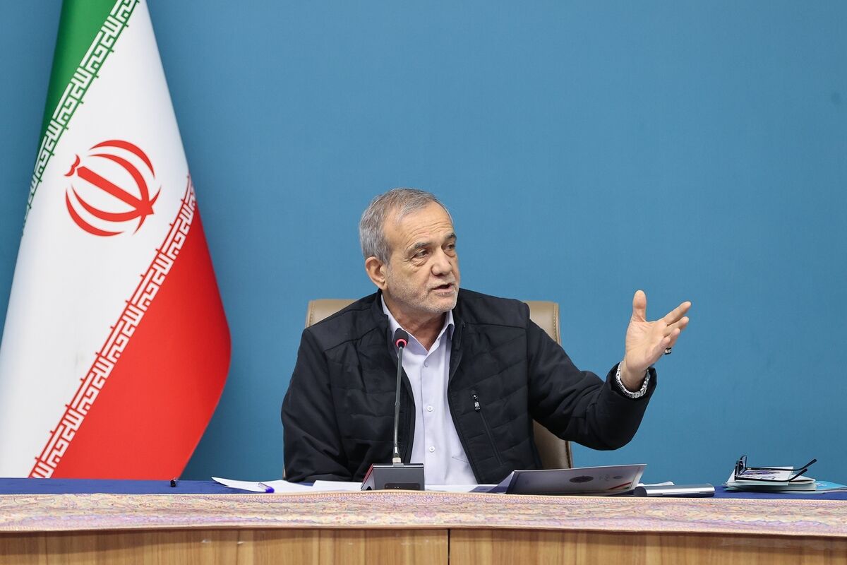 پزشکیان: وقتی می‌بینیم راهی را رفته‌ایم که نتیجه نداده، چرا به ادامه آن راه اصرار داریم؟ /  باید بررسی شود که آیا اکثریت مردم، برخی تصمیماتی را که در حوزه فرهنگی گرفته می‌شود را قبول دارند یا خیر