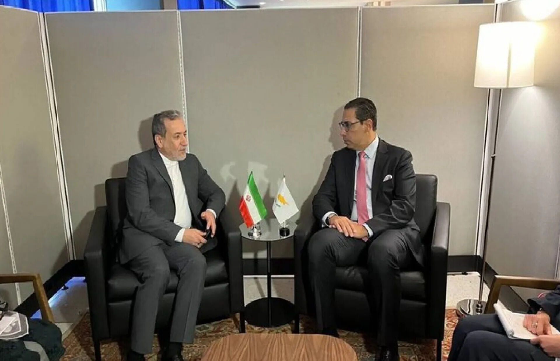 گفت‌وگوی وزرای خارجه ایران و قبرس/ عراقچی: اهمیت جلوگیری از سوءاستفاده دشمن از پایگاه‌های مستقر در قبرس علیه ایران/ کومبوس: از پایگاه‌های خارجی در کشور ما علیه تهران حمله‌ای صورت نمی‌گیرد