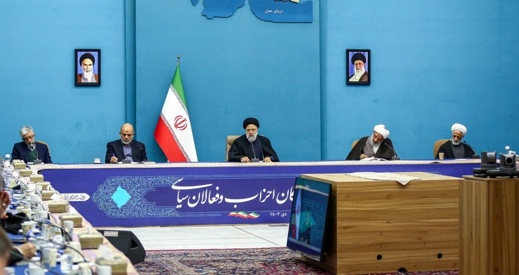 پدر یکی از کشته‌شده‌های کهریزک به دیدار رئیسی رفت+عکس