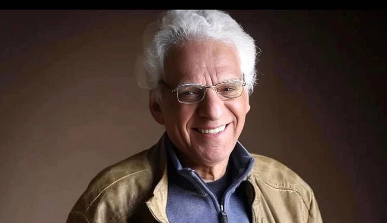 ویدئو | سنگ مزار کیومرث پوراحمد با ریتم آهنگ قصه‌های مجید