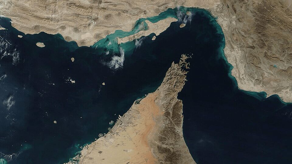 توقیف و مصادره در انتظار شناورهای متخلف در تنگهٔ هرمز