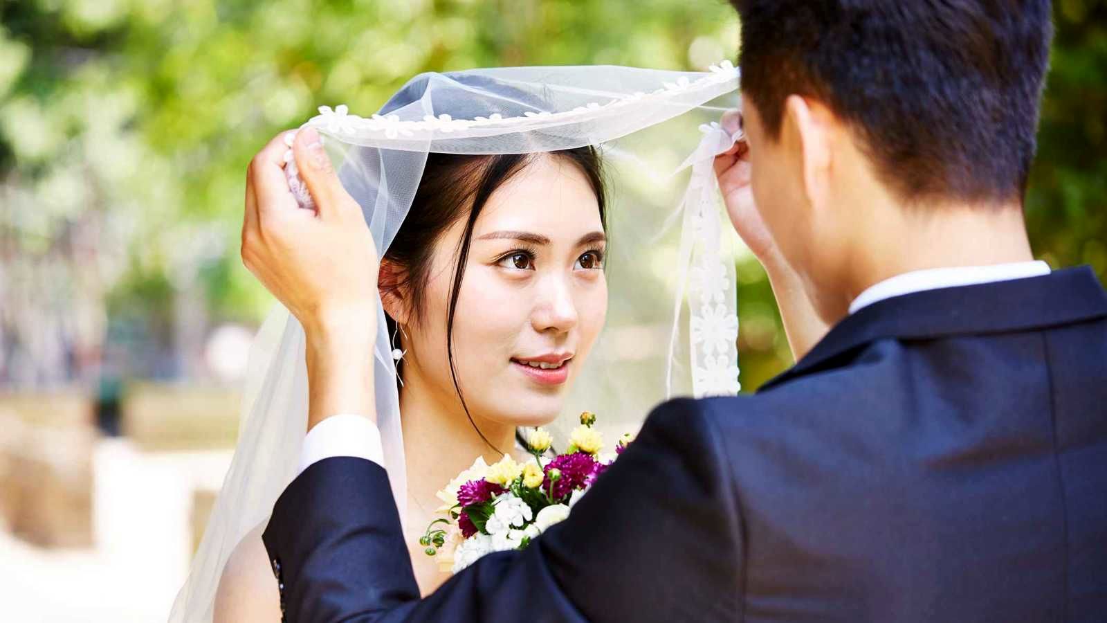 سرباز چینی دختری را از زیر آوار نجات داد و با او ازدواج کرد!