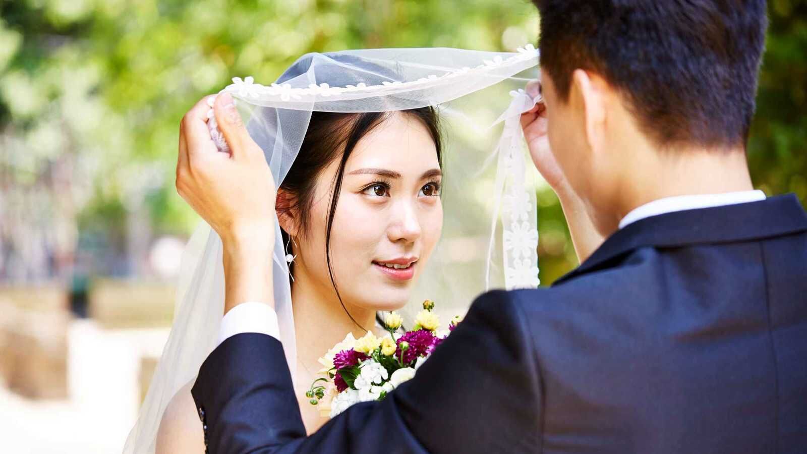 سرباز چینی دختری را از زیر آوار نجات داد و با او ازدواج کرد!