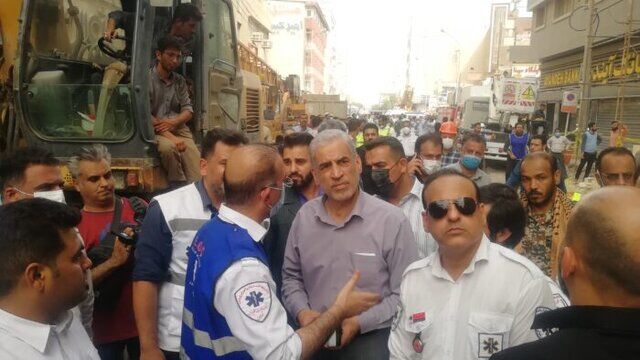 استاندار خوزستان در محل حادثه ساختمان "متروپل" حاضر شد