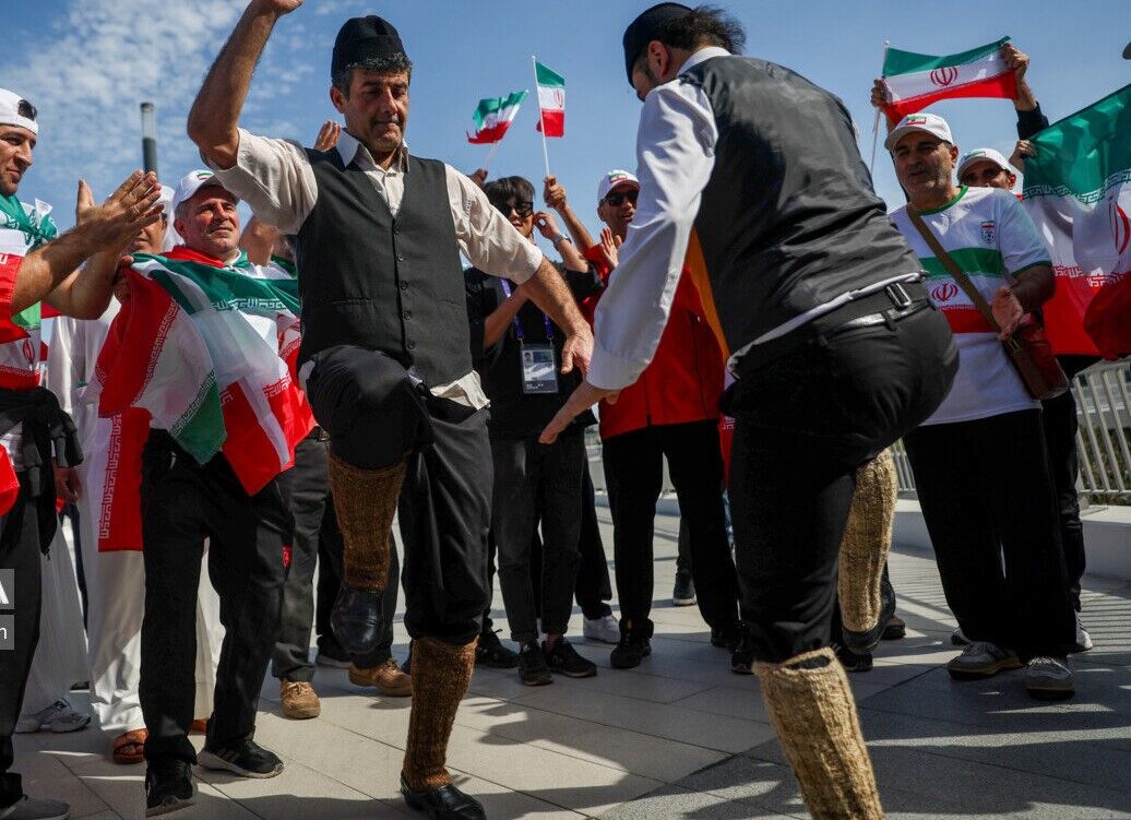 رقص پرچم در خیابان‌های دوحه با شعار «ایران قهرمان میشه»