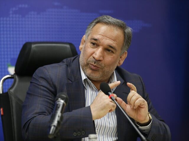 وزیر احمدی‌نژاد: مخالفان، فقر را درک نمی‌کنند/ یارانه نقدی می‌تواند حداقل ۵۰ درصد افزایش یابد/ در بحث گرانی بنزین، روحانی مدل غافلگیری و اغفال افکار عمومی را انتخاب کرد