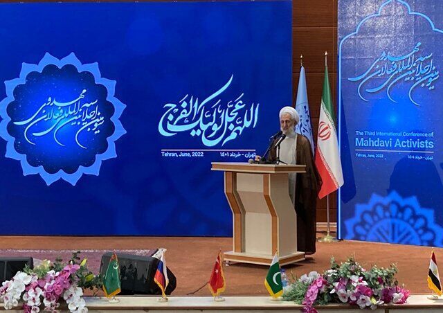 معتقدیم رهبری در زمان غیبت از بالا تعیین شده است/ ولایت فقیه استمرار عطرت اهل بیت است
