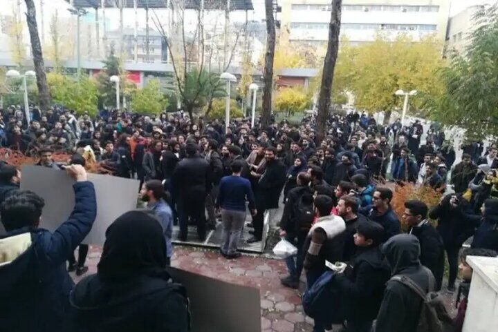 واکنش روزنامه اعتماد به تهدید وزیر علوم به استیضاح به دلیل اعتراضات دانشجویان؛ به وزیر می‌گویند یا با استادان و دانشجویان برخورد امنیتی داشته باش یا استیضاح شو!