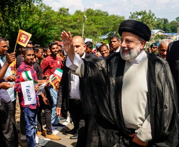 تیپ دختران و زنانی که از رئیسی در سریلانکا استقبال کردند‌+ عکس