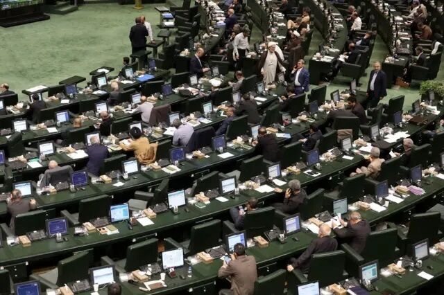 روزنامه اعتماد: تنها ۳۸ درصد نمایندگان خواستار استیضاح وزرای پزشکیان هستند