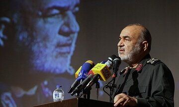 تصویری از سرلشکر سلامی در منزل شهید امیرعبداللهیان