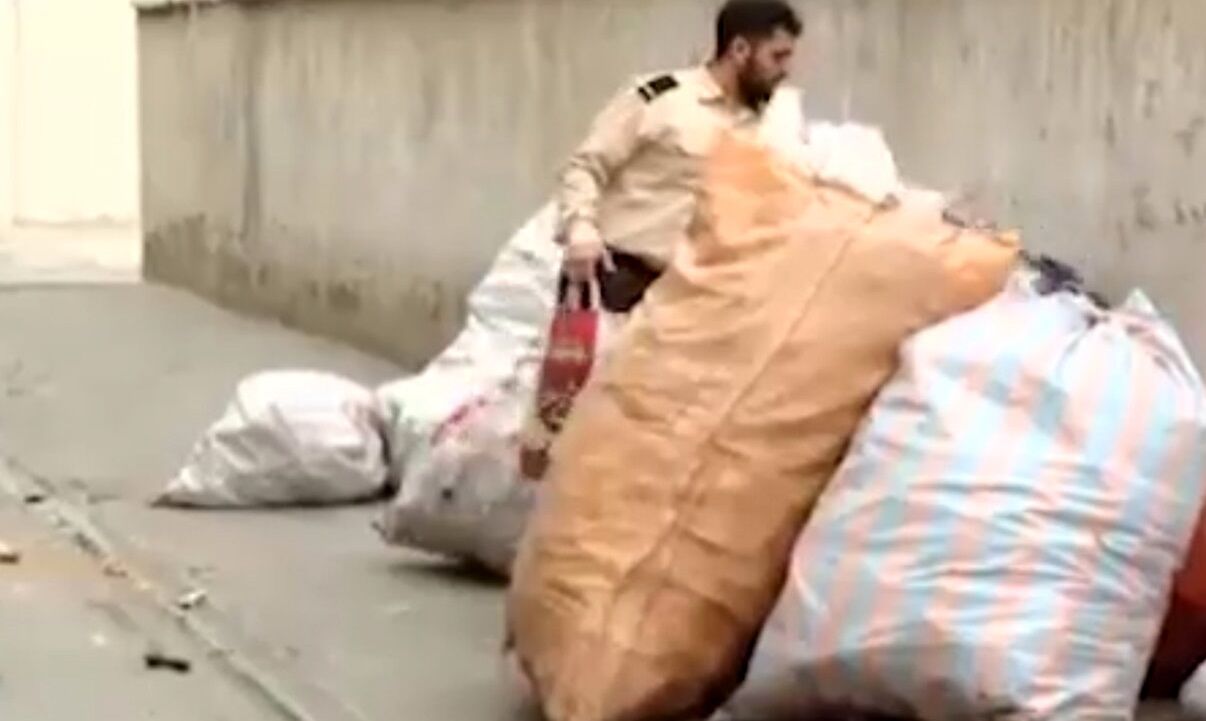 کشف ۲۰ تن زباله از یک منزل مسکونی در اکباتان