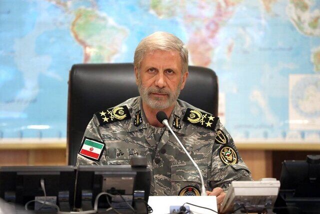 سرلشکر حاتمی: اگر دشمن اشتباه کند، با یک خشم انباشته مواجه خواهد شد که کار را بسیار بسیار سخت می‌کند/ اینکه دشمن مدعی است در عرصه نظامی پیروز شده، دروغ است، زیرا نیروی دریایی ما در ۶۰۰ کیلومتر سواحل دریای عمان مقتدرانه دفاع می‌کند