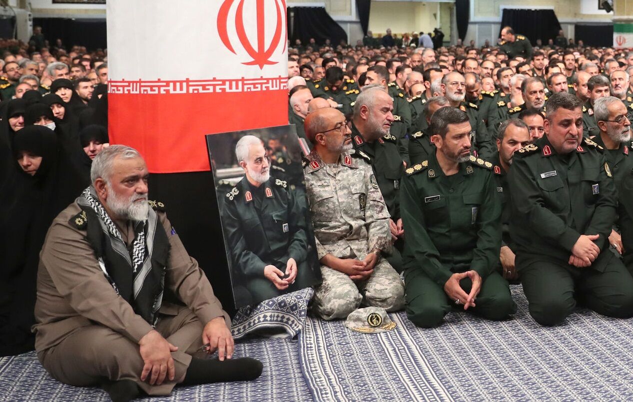 شناسنامه سردار قاسم سلیمانی بر دست فرماندهان سپاه+تصویر