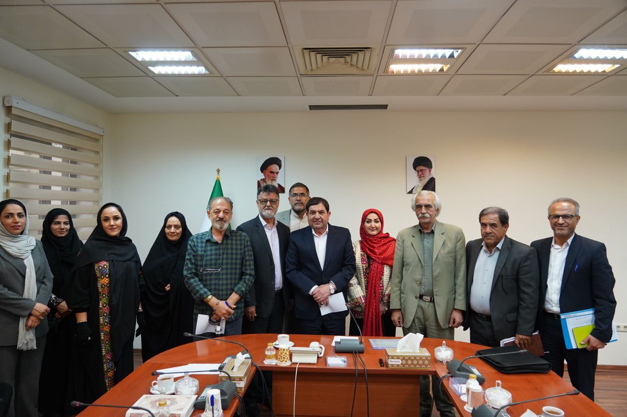 گزارش تصویری دیدار جمعی از فعالان و پیشکسوتان حوزه صنایع دستی و تولیدکنندگان فرش دستبافت با دکتر محمد مخبر 
