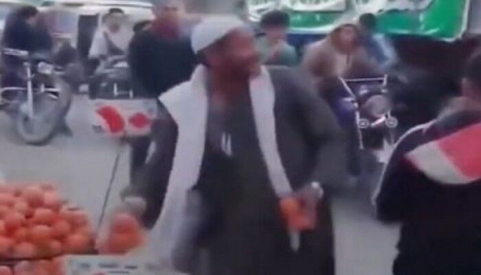 داستان جالب پرتقال‌فروش مصری که با وجود فقر به روشی خاص به مردم غزه کمک کرد و مشهور شد