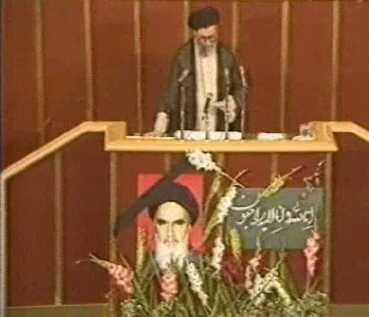 اگر به وصیت‌نامه امام خمینی عمل نمی‌کنید چرا آن را در دانشگاه‌ها تدریس می‌کنید؟