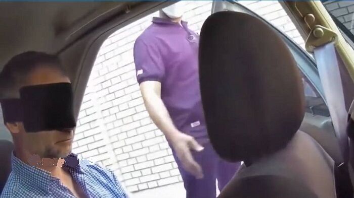 انتقال معاون سفیر انگلیس با چشمان بسته + عکس