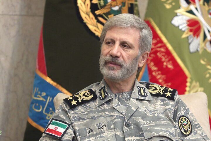 فرمانده کل ارتش: هر گونه خطای طرف مقابل، با پاسخی قاطع مواجه خواهد شد که تاکنون نمونه آن را ندیده و تجربه نکرده‌اند