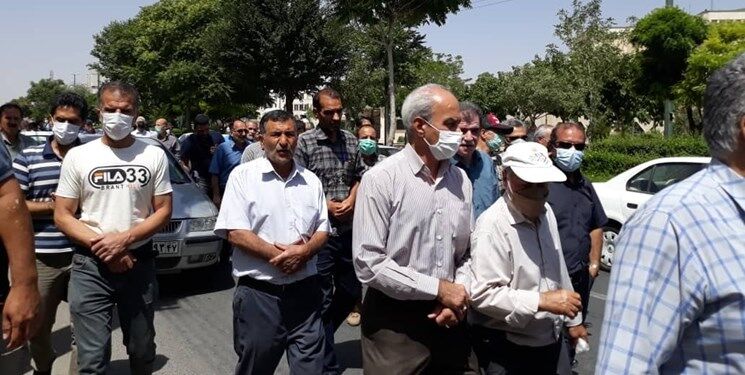 اعتراض بازنشسته‌ها مقابل تامین اجتماعی؛ حقوق ما ریالی هزینه‌ها دلاری + ویدئو