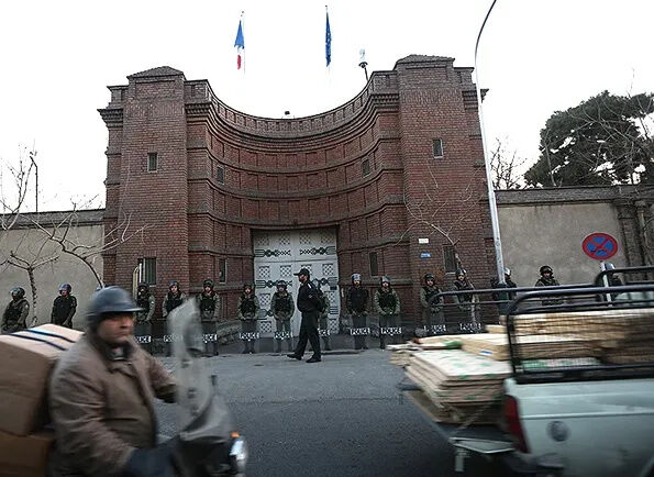 وزارت خارجه: ۲ دیپلمات فرانسوی به‌دلیل رفتار غیرقانونی «عنصر نامطلوب» شناخته شدند