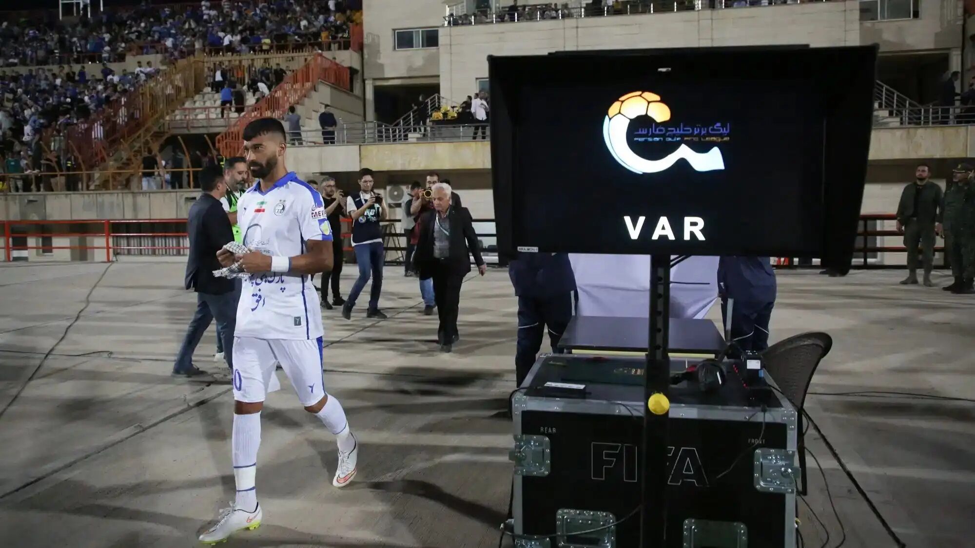 تجهیزات VAR سپاهان را شبانه بردند برای ‌پرسپولیس!