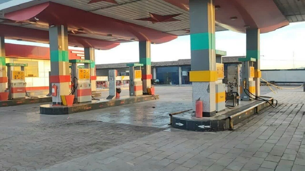انهدام شبکه قاچاق سوخت در یکی از پمپ بنزین‌های رودان؛ ۷ نفر متهم بازداشت شدند