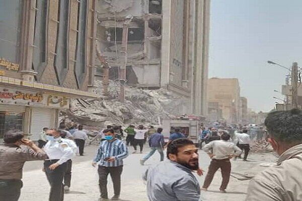 اعزام ۲۰ آمبولانس و بالگرد از اهواز به محل حادثه ریزش آپارتمان در آبادان
